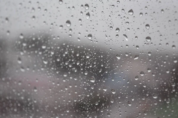 Gocce di pioggia sulla finestra, giorno di pioggia — Foto Stock