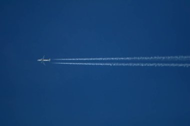 Gökyüzündeki uçağın izi..