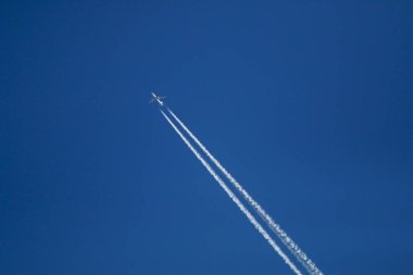 Gökyüzündeki uçağın izi..