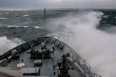 Deniz fırtınası'nda gemi. Baltık denizde fırtına. Baltık Denizi'nde savaş gemisi eğitim bir fırtına sırasında. NATO askeri gemi Baltık Denizi, Letonya. NATO askeri gemi denizde bir fırtına sırasında. gemilerden kaynaklanan yay göster.