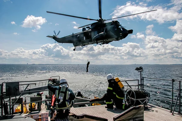 Спасательная Миссия Вертолета Сложную Бурную Погоду Море Военный Вертолет Судно — стоковое фото