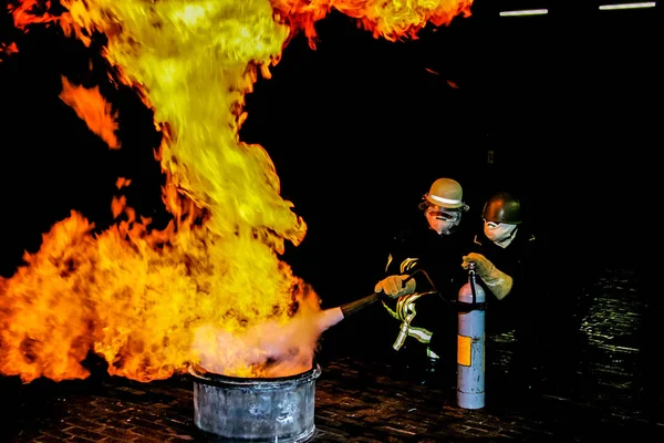 Подготовка Пожарных Пожарам Германии Пожарный Противопожарном Костюме Опрыскивает Водой Огонь — стоковое фото