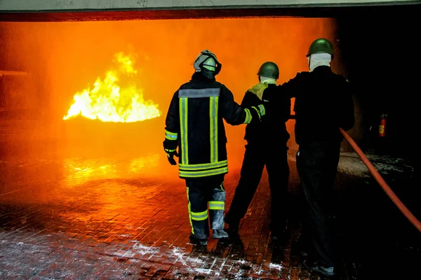 消防官兵在德国进行灭火训练 消防队员穿着防火服 喷水用烟雾开火 消防队员在训练演习中进行射击袭击 — 图库照片