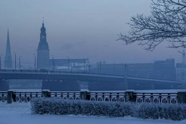 在冬天里加看法 拉脱维亚首都里加冬季 圣雅各布大教堂和里加圆顶大教堂的景色 老里加的看法与冻结的河流多加瓦在前景 城市里加与蓝天的背景 — 图库照片