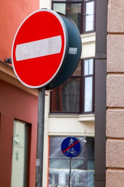 Letonya, Old Riga 'ya girmeden önce giriş yasaktır. Riga 'nın merkezinde giriş işareti yok.