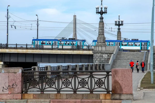 从11月11日的堤岸俯瞰阿克门大桥 拉脱维亚里加通往石桥和灯笼的楼梯 在Akmens桥后面 Vansu桥 拉脱维亚蓝天背景上的两座桥 过桥缆车及行人 — 图库照片