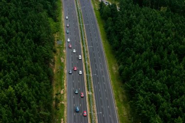 Riga 'nın hava görüntüsü. Letonya 'daki Jurmala otoyolunun havadan görüntüsü. Yukarıdan otoyol. Riga şehrinin havadan görünüşü - Letonya 'nın başkenti.