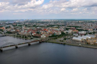 Letonya 'nın başkenti Riga' nın havadan görünüşü. Riga havadan. Riga şehrindeki Daugava nehrinin havadan görünüşü.