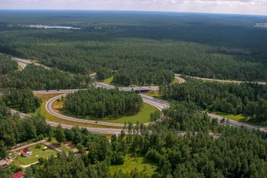 Letonya 'daki yol manzarası. Yukarıdan Letonya.