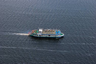 Riga şehrindeki Daugava Nehri 'ndeki yolcu gemisinin hava görüntüsü. Riga, Letonya 'nın hava görüntüsü.