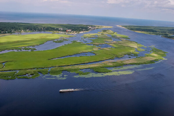 Вид с воздуха на реку Лиелупе в Латвии. Латвия сверху. Река сверху.