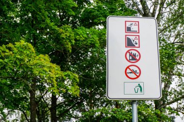 Koknese Kalesi 'ni imzala. Bilgi için yeşil parktaki uyarı panosu, Koknese, Letonya.