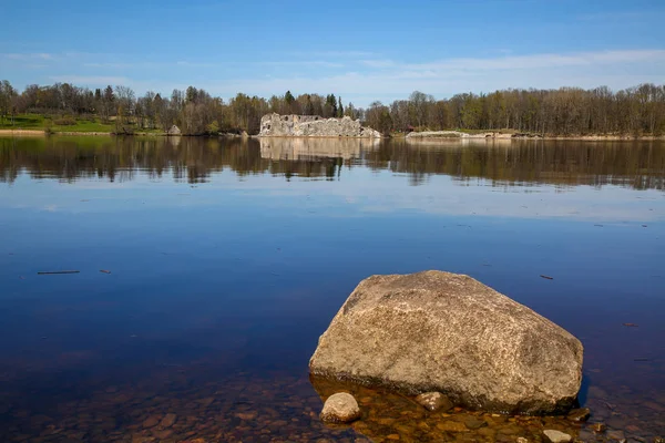 Grande Fiume Naturale Daugava Paesaggio Con Grandi Pietre Naturali Rovine — Foto Stock