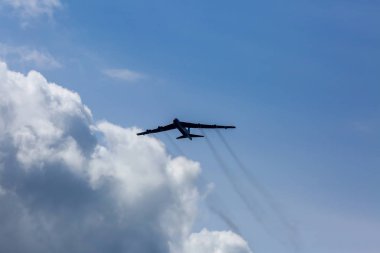 Bombardıman B-52. B-52 Stratofortress. Uluslararası askeri eğitim Saber Strike 2017, Adazi, Letonya, 15 Haziran 2017 için 3. Bize ordu Avrupa başkanlığındaki yıllık Uluslararası militaryexercise Saber Strike alan eğitim vermişti Letonya.