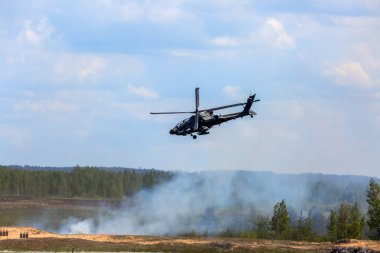 Uh-60 kara şahin ve Apache. Uluslararası askeri eğitim Saber Strike 2017, Adazi, Letonya, 15 Haziran 2017 için 3. Bize ordu Avrupa başkanlığındaki yıllık Uluslararası militaryexercise Saber Strike alan eğitim vermişti Letonya.