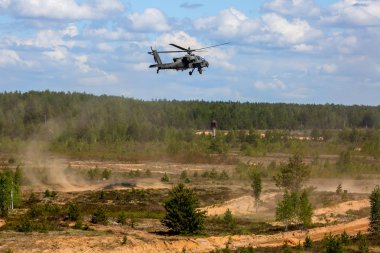 Uh-60 kara şahin ve Apache. Uluslararası askeri eğitim Saber Strike 2017, Adazi, Letonya, 15 Haziran 2017 için 3. Bize ordu Avrupa başkanlığındaki yıllık Uluslararası militaryexercise Saber Strike alan eğitim vermişti Letonya.