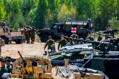NATO askerleri Tank Abrams. Uluslararası askeri eğitim Saber Strike 2017, Adazi, Letonya, 15 Haziran 2017 için 3. Bize ordu Avrupa başkanlığındaki yıllık Uluslararası militaryexercise Saber Strike alan eğitim vermişti Letonya.