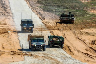 NATO askeri ve askeri araçlar. Uluslararası askeri eğitim Saber Strike 2017, Adazi, Letonya, 15 Haziran 2017 için 3. Bize ordu Avrupa başkanlığındaki yıllık Uluslararası militaryexercise Saber Strike alan eğitim vermişti Letonya.