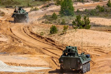 NATO askeri ve askeri araçlar. Uluslararası askeri eğitim Saber Strike 2017, Adazi, Letonya, 15 Haziran 2017 için 3. Bize ordu Avrupa başkanlığındaki yıllık Uluslararası militaryexercise Saber Strike alan eğitim vermişti Letonya.
