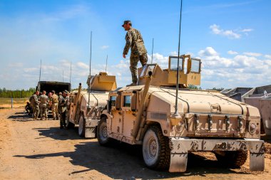NATO Hummer askeri araçlar. Asker Hummer zırhlı. Uluslararası askeri eğitim Saber Strike 2017, Adazi, Letonya, 15 Haziran 2017 için 3. Bize ordu Avrupa başkanlığındaki yıllık Uluslararası militaryexercise Saber Strike alan eğitim vermişti 