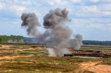 Patlama ve duman. Uluslararası askeri eğitim Saber Strike 2017, Adazi, Letonya, 15 Haziran 2017 için 3. Bize ordu Avrupa başkanlığındaki yıllık Uluslararası militaryexercise Saber Strike alan eğitim vermişti Letonya.