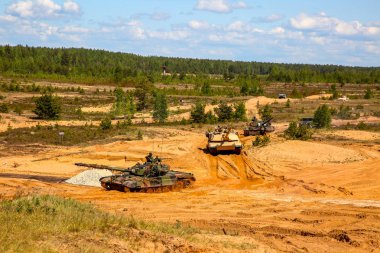 Patlama ve duman. Uluslararası askeri eğitim Saber Strike 2017, Adazi, Letonya, 15 Haziran 2017 için 3. Bize ordu Avrupa başkanlığındaki yıllık Uluslararası militaryexercise Saber Strike alan eğitim vermişti Letonya.