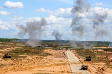 Patlama ve duman. Uluslararası askeri eğitim Saber Strike 2017, Adazi, Letonya, 15 Haziran 2017 için 3. Bize ordu Avrupa başkanlığındaki yıllık Uluslararası militaryexercise Saber Strike alan eğitim vermişti Letonya.