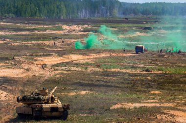 Tank Abrams vur. Patlama, duman ve askeri araçlar. Uluslararası askeri eğitim Saber Strike 2017, Adazi, Letonya, 15 Haziran 2017 için 3. Saber Strike alan eğitim vermişti bize yıllık Uluslararası askeri ordu Avrupa yol açtı egzersiz