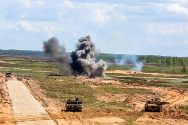 Patlama, duman ve askeri araçlar. Uluslararası askeri eğitim Saber Strike 2017, Adazi, Letonya, 15 Haziran 2017 için 3. Bize ordu Avrupa başkanlığındaki yıllık Uluslararası militaryexercise Saber Strike alan eğitim vermişti Letonya.