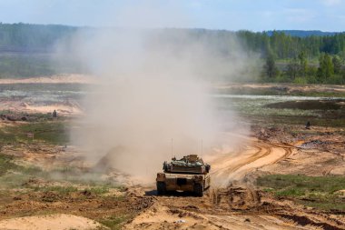 Letonya tankları. Uluslararası askeri eğitim Saber Strike 2017, Adazi, Letonya, 15 Haziran 2017 için 3. Bize ordu Avrupa başkanlığındaki yıllık Uluslararası militaryexercise Saber Strike alan eğitim vermişti Letonya.