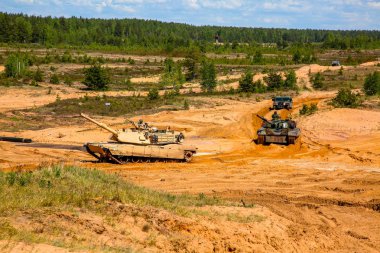Letonya tankları. Uluslararası askeri eğitim Saber Strike 2017, Adazi, Letonya, 15 Haziran 2017 için 3. Bize ordu Avrupa başkanlığındaki yıllık Uluslararası militaryexercise Saber Strike alan eğitim vermişti Letonya.