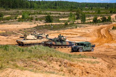 Letonya tankları. Uluslararası askeri eğitim Saber Strike 2017, Adazi, Letonya, 15 Haziran 2017 için 3. Bize ordu Avrupa başkanlığındaki yıllık Uluslararası militaryexercise Saber Strike alan eğitim vermişti Letonya.