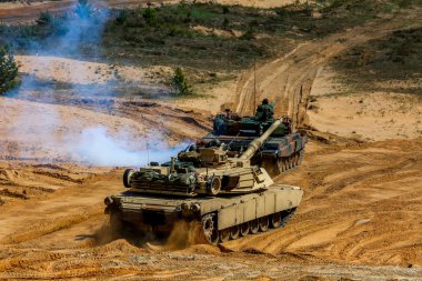 Letonya tankları. Uluslararası askeri eğitim Saber Strike 2017, Adazi, Letonya, 15 Haziran 2017 için 3. Bize ordu Avrupa başkanlığındaki yıllık Uluslararası militaryexercise Saber Strike alan eğitim vermişti Letonya.