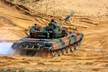 Letonya tankları. Uluslararası askeri eğitim Saber Strike 2017, Adazi, Letonya, 15 Haziran 2017 için 3. Bize ordu Avrupa başkanlığındaki yıllık Uluslararası militaryexercise Saber Strike alan eğitim vermişti Letonya.