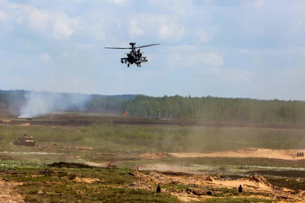 Blackhawk Apache Міжнародний Військово Навчальному Удар Шаблею 2017 Adazi Латвія — стокове фото