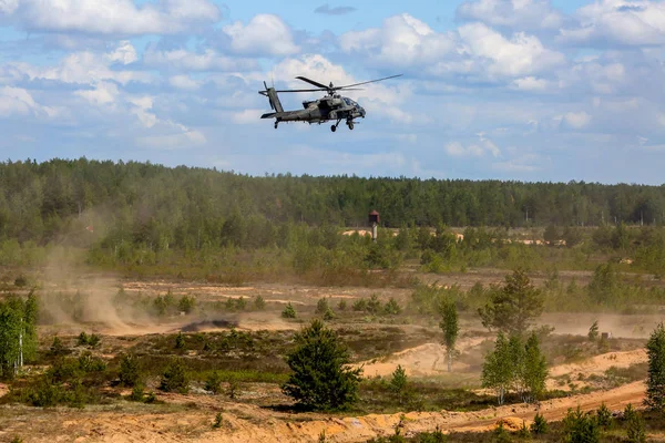 Blackhawk Apache International Military Training Strike 2017 Adazi Latvia Июня — стоковое фото