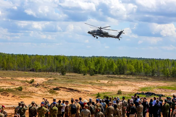 Blackhawk Apache Nemzetközi Katonai Kiképzés Kard Sztrájk 2017 Adazi Lettország — Stock Fotó