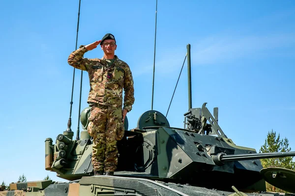 北约士兵乘坐装甲车 2017年国际军训军服罢工 拉脱维亚阿达齐 2017年6月3日至15日 美国陆军欧洲领导的一年一度的国际军事演习在拉脱维亚进行了萨伯打击实地训练演习 — 图库照片