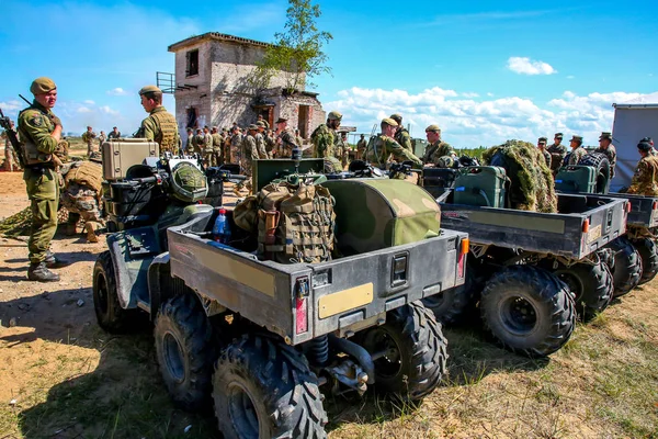 Нато Воїнів Броньований Автомобіль Міжнародний Військово Навчальному Удар Шаблею 2017 — стокове фото