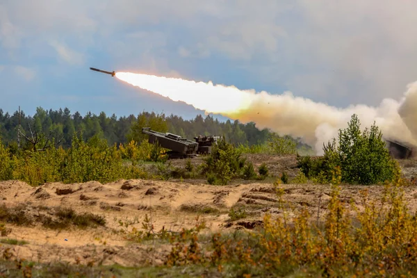 Roketatar ile Himars. NATO askerleri ve Letonya askeri teçhizat. Uluslararası askeri eğitim Saber Strike 2017, Adazi, Letonya, 15 Haziran 2017 için 3. Bize ordu Avrupa başkanlığındaki yıllık Uluslararası militaryexercise Saber Strike alan Tra