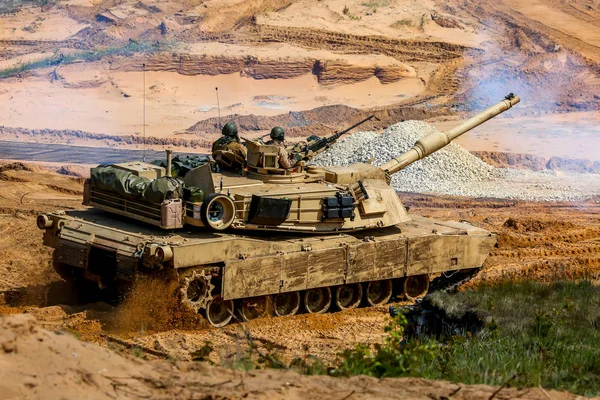 Letonya tankları. Uluslararası askeri eğitim Saber Strike 2017, Adazi, Letonya, 15 Haziran 2017 için 3. Bize ordu Avrupa başkanlığındaki yıllık Uluslararası militaryexercise Saber Strike alan eğitim vermişti Letonya.