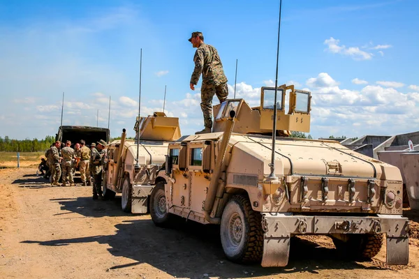 Vehículos Militares Otan Hummer Soldado Hummer Blindado International Military Training Imágenes de stock libres de derechos