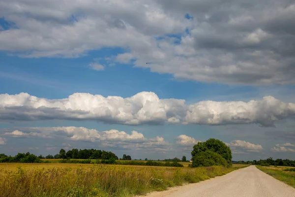 Paisagem com estrada rural vazia . — Fotografia de Stock