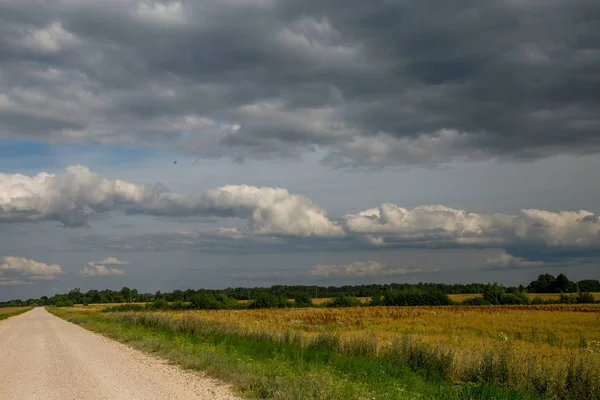 Paisagem com estrada rural vazia . — Fotografia de Stock
