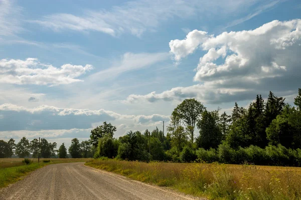 Paisagem com estrada rural vazia . — Fotografia de Stock