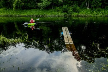 İnsanlar Nehri üzerinde tekne