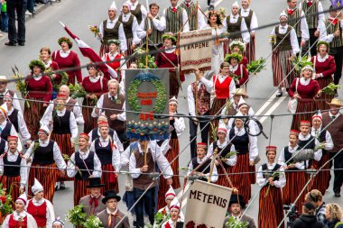 Letonca şarkı ve dans festivali