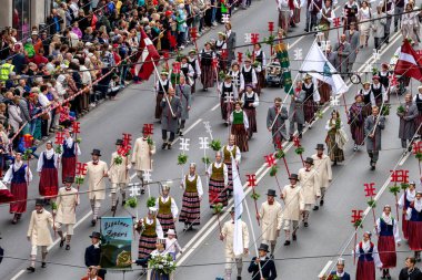 Letonca şarkı ve dans festivali