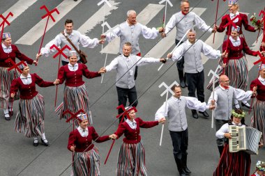 Letonca şarkı ve dans festivali