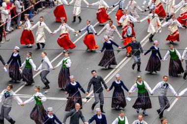 Letonca şarkı ve dans festivali